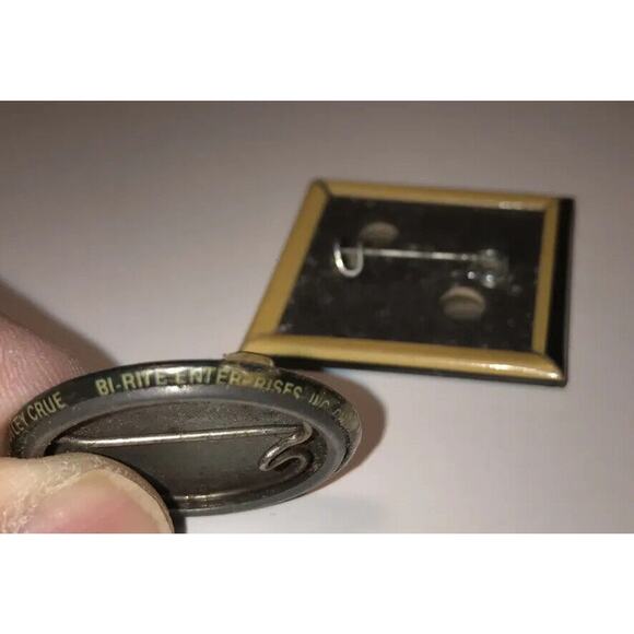 MOTLEY CRUE VINTAGE 1983 TOO FAST & SHOUT at the DEVIL ERA BUTTON SET. Real Pins - Picture 6 of 8